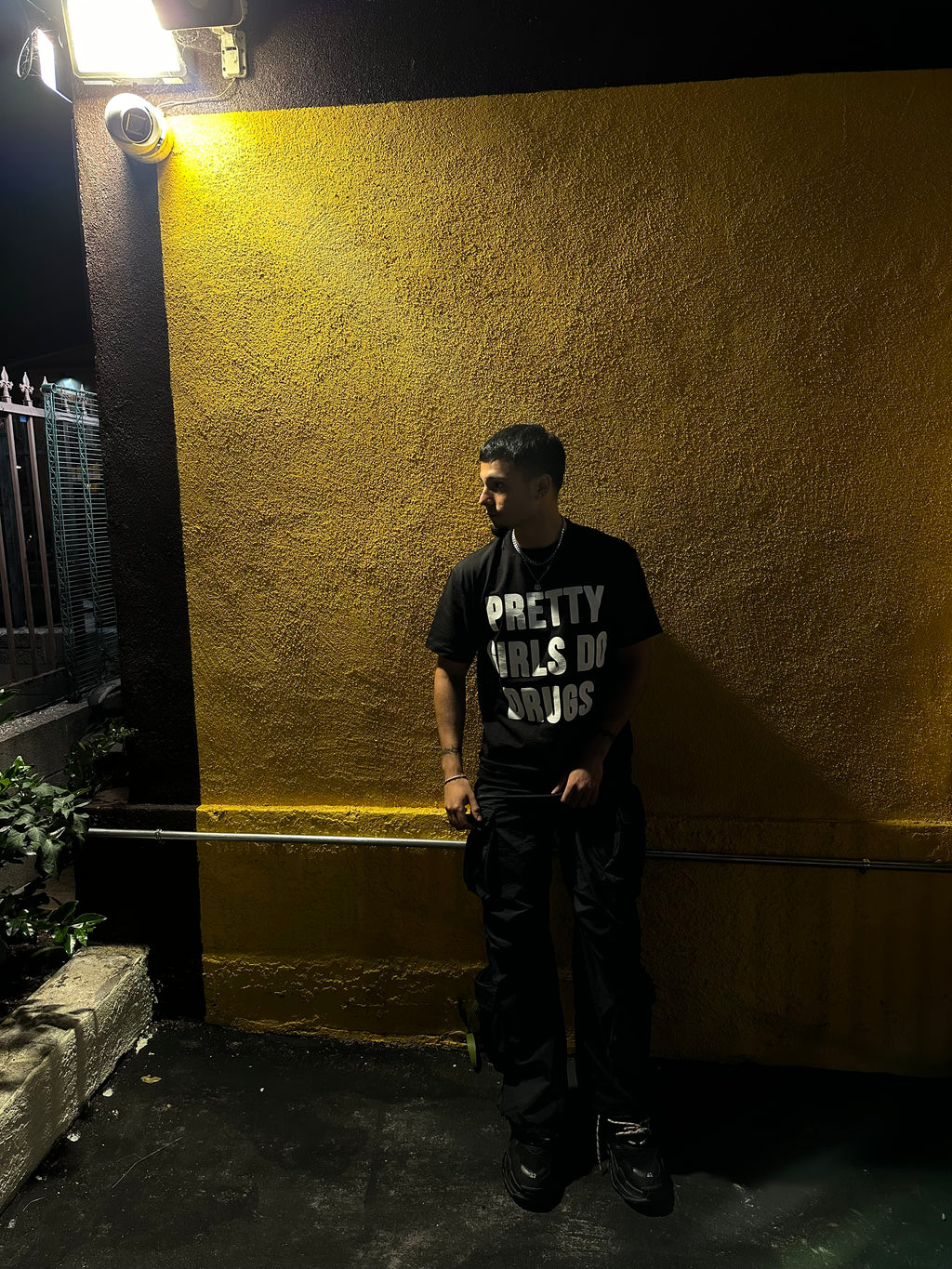 PRETTY GIRLS DO DRUGS    (T-SHIRT) (Black) - IHATETHISPARTY