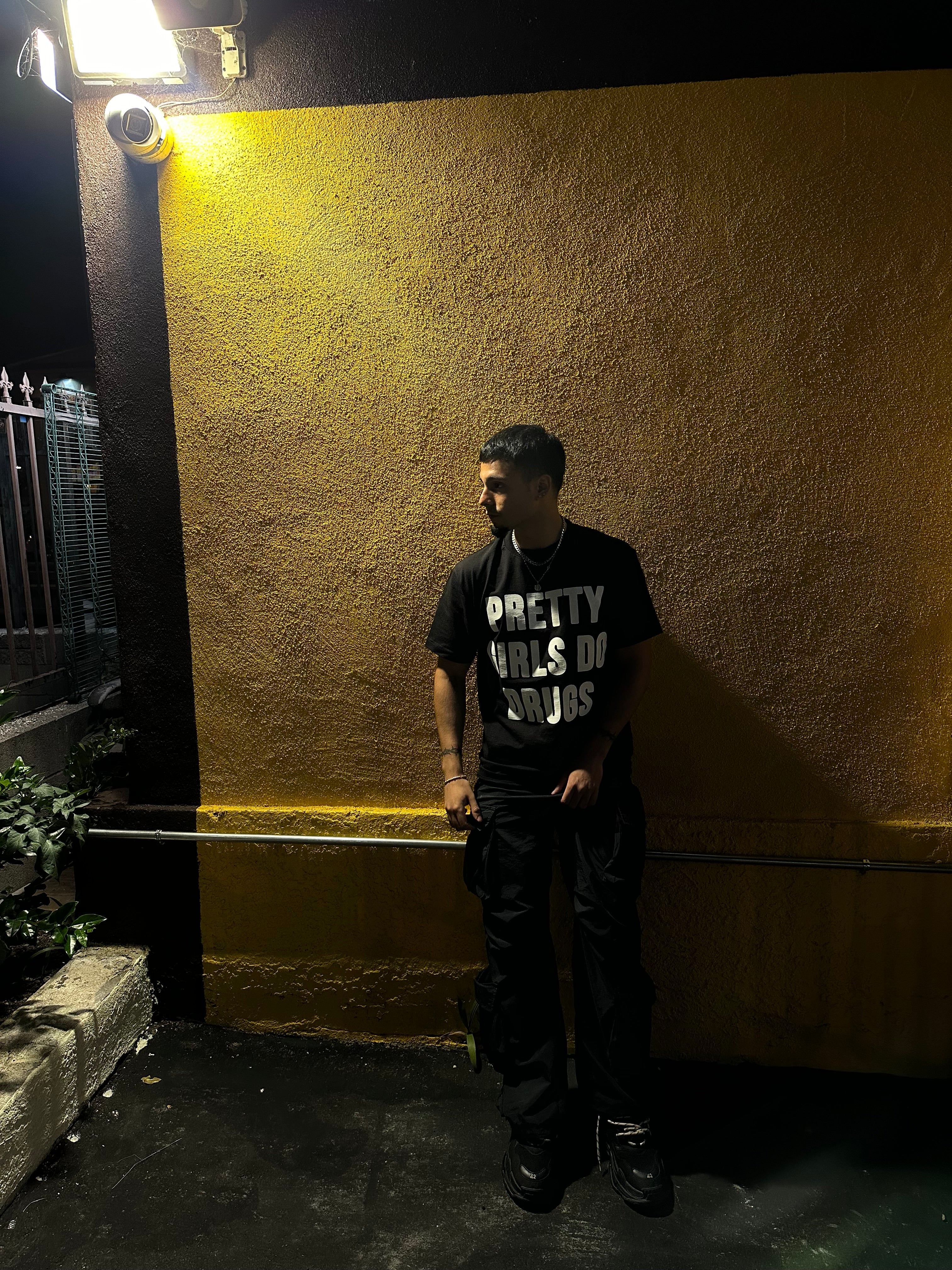 PRETTY GIRLS DO DRUGS    (T-SHIRT) (Black) - IHATETHISPARTY